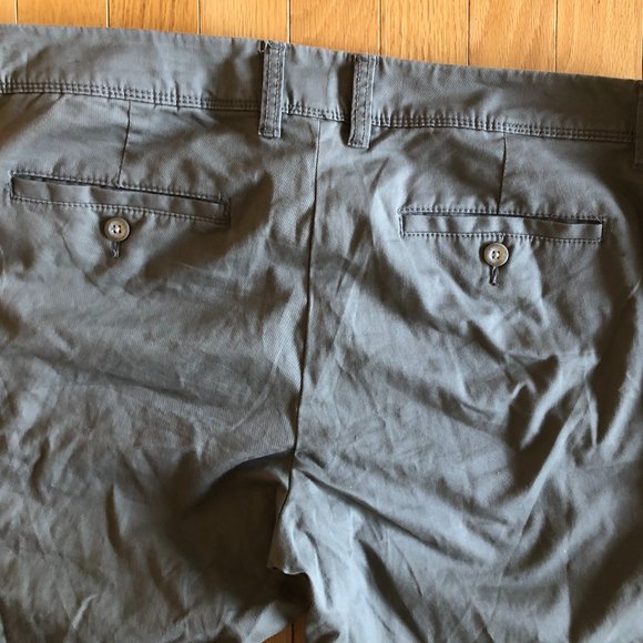 Like New Women's GAP Cropped Khakis Pants - Picture 6 of 6